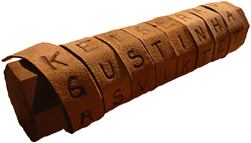 Ein Holzstock ist mit einem Lederband umwickelt auf welches Buchstaben geprägt sind.