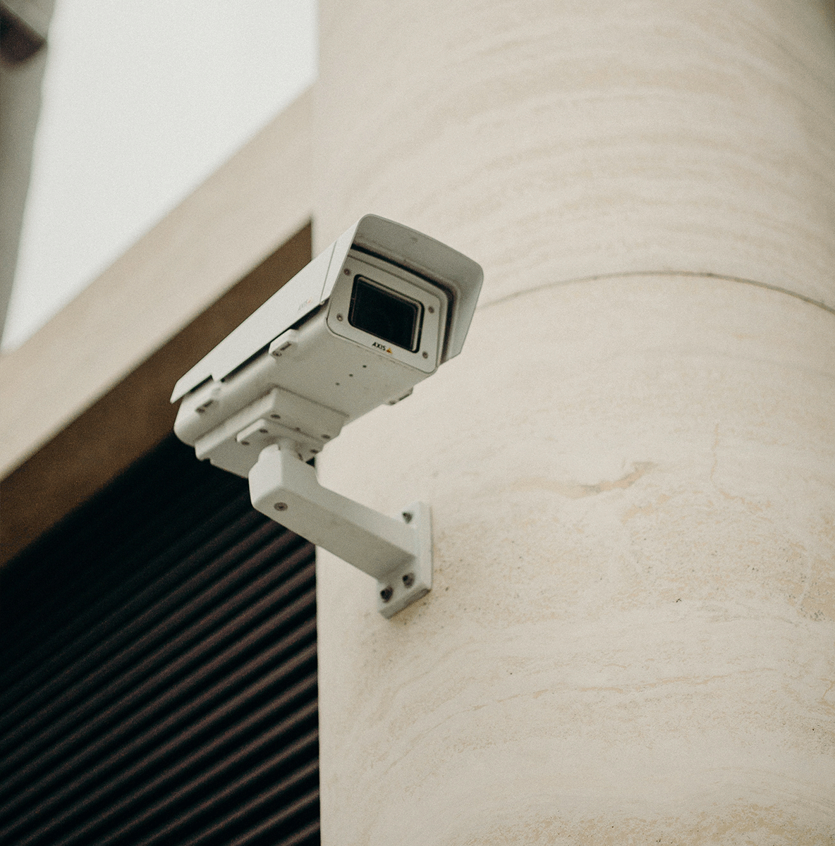 Eine Überwachungskamera ein einer weißen Steinwand