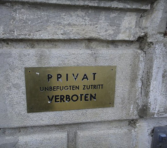 Ein Schild an einer Hausmauer mit der Aufschrift: Privat, Unbefugten Zutritt verboten