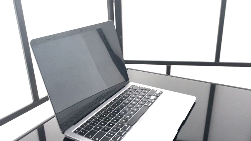 Ein Schwenk über einen Laptop mit Blickschutzfolie. Man sieht den Text PRIVAT auf dem Bildschirm, aber nur wenn die Kamera frontal auf den Bildschirm filmtz, ansonsten ist er schwarz.