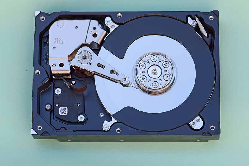 Bild von einer HDD Festplatte mit Magnetscheibe und Lese-Schreib-Kopf